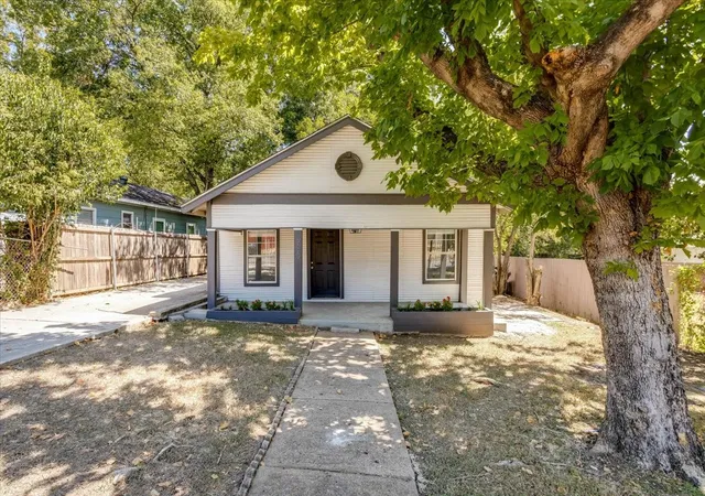 Photo 1 of Multi family home for sale at 930 S Vernon Ave, Dallas, TX 75208 | MLS# 21376655 | Listing updated on 2026-09-12
