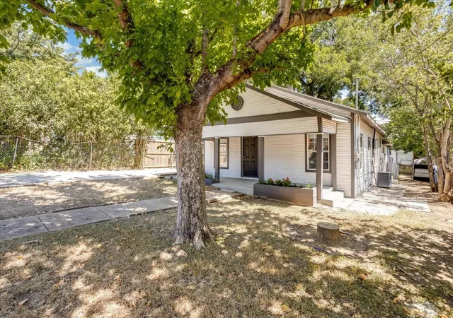 Photo 2 of Multi family home for sale at 930 S Vernon Ave, Dallas, TX 75208 | MLS# 21376655 | Listing updated on 2026-09-12