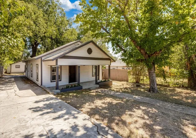 Photo 3 of Multi family home for sale at 930 S Vernon Ave, Dallas, TX 75208 | MLS# 21376655 | Listing updated on 2026-09-12