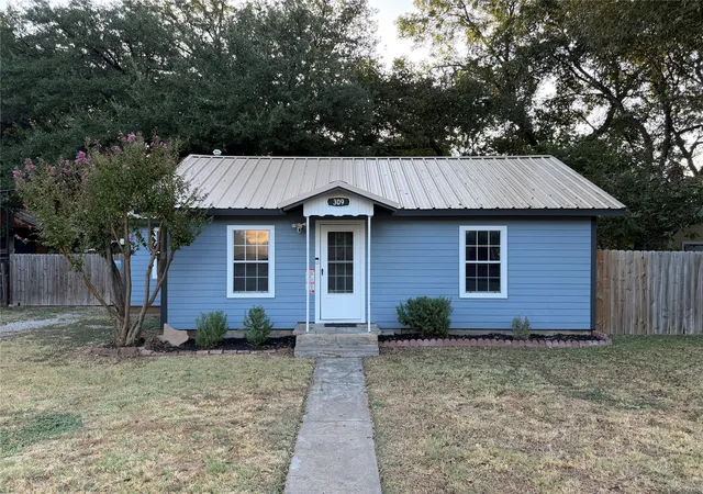 Photo 2 of Single family home for sale at 309 S Main St, Rising Star, TX 76471 | MLS# 21375656 | Listing updated on 2026-09-14