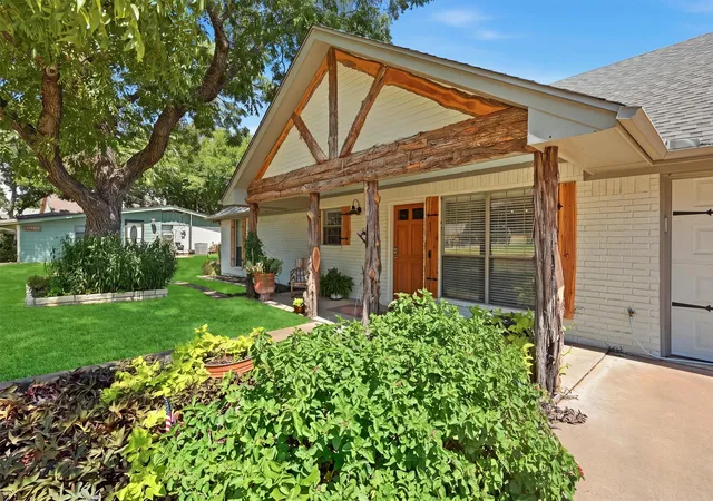 Photo 3 of Single family home for sale at 630 E Bridge St, Granbury, TX 76048 | MLS# 21376904 | Listing updated on 2026-09-08