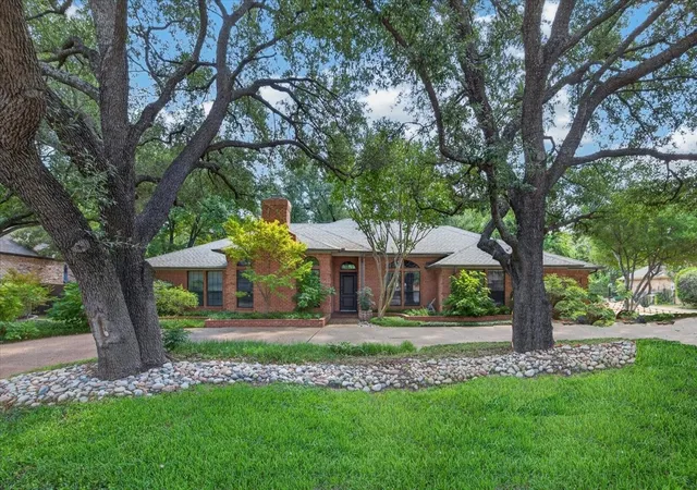 Photo 1 of Sale Pending at 3613 Ridglea Country Clb Dr, Fort Worth, TX 76116 | MLS# 21377327 | Listing updated on 2026-10-07
