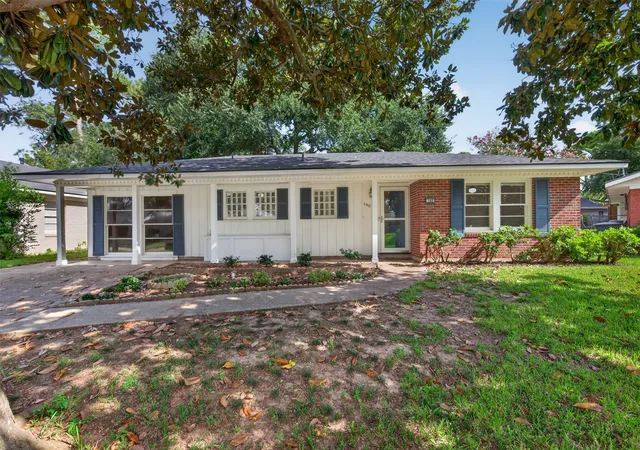 Photo 1 of Single family home for sale at 160 Carroll St, Shreveport, LA 71105 | MLS# 21369911 | Listing updated on 2026-10-05