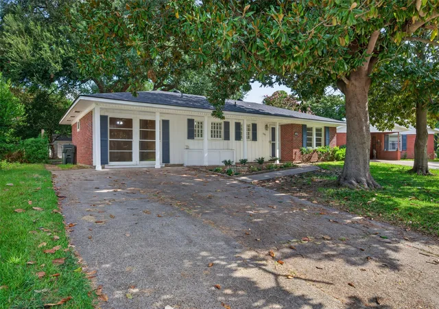 Photo 2 of Single family home for sale at 160 Carroll St, Shreveport, LA 71105 | MLS# 21369911 | Listing updated on 2026-10-05