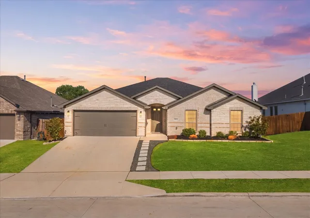 Photo 1 of Single family home for sale at 6924 Talon Blf Dr, Fort Worth, TX 76179 | MLS# 21376830 | Listing updated on 2026-09-12