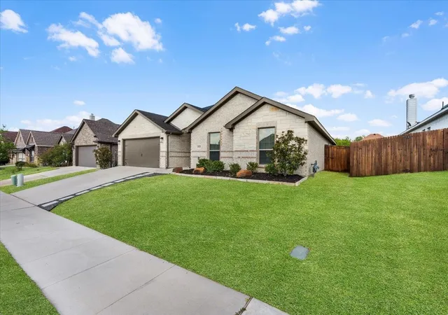 Photo 2 of Single family home for sale at 6924 Talon Blf Dr, Fort Worth, TX 76179 | MLS# 21376830 | Listing updated on 2026-09-12