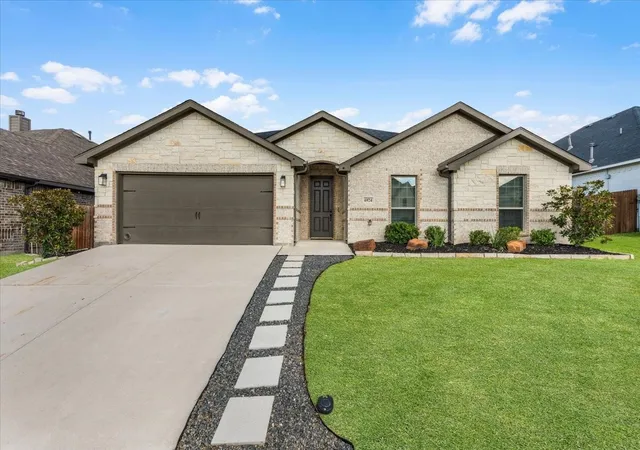 Photo 3 of Single family home for sale at 6924 Talon Blf Dr, Fort Worth, TX 76179 | MLS# 21376830 | Listing updated on 2026-09-12