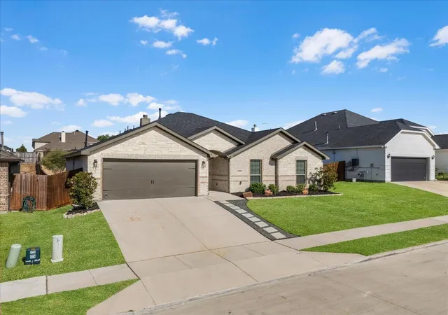 Photo 3 of Single family home for sale at 6924 Talon Blf Dr, Fort Worth, TX 76179 | MLS# 21376830 | Listing updated on 2026-09-12