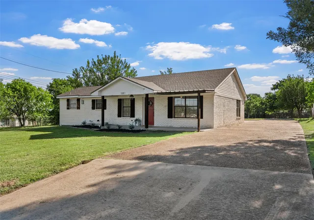 Photo 3 of Sale Pending at 119 Castleman Cir, Hewitt, TX 76643 | MLS# 21377514 | Listing updated on 2026-09-17