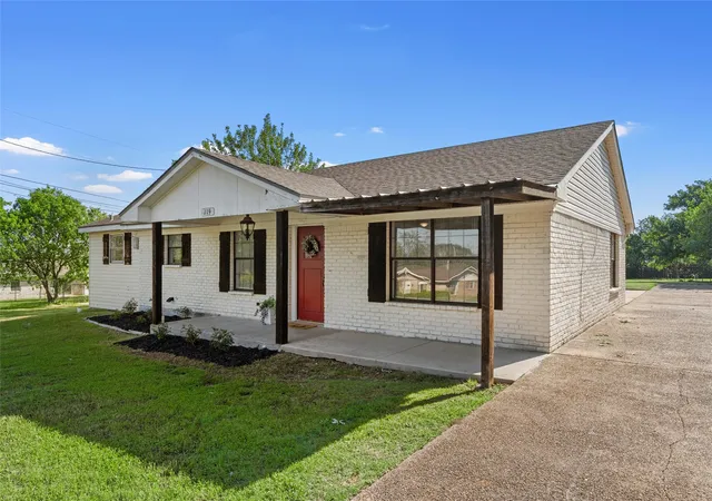 Photo 3 of Sale Pending at 119 Castleman Cir, Hewitt, TX 76643 | MLS# 21377514 | Listing updated on 2026-09-17