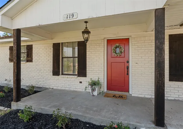 Photo 4 of Sale Pending at 119 Castleman Cir, Hewitt, TX 76643 | MLS# 21377514 | Listing updated on 2026-09-17