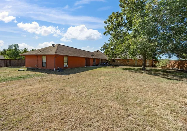 Photo 3 of Single family home for sale at 840 Lynn Ann Dr, Red Oak, TX 75154 | MLS# 21373032 | Listing updated on 2026-09-13