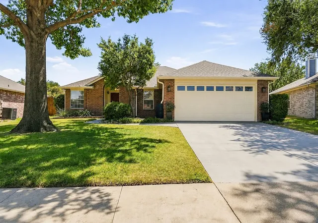 Photo 3 of Sale Pending at 817 Redding Dr, Saginaw, TX 76131 | MLS# 21377744 | Listing updated on 2026-09-14