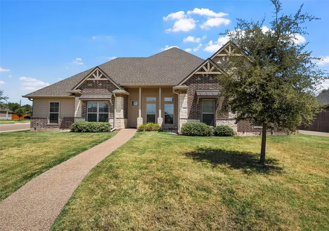 Photo 2 of Sale Pending at 800 Gallant Fox Rd, Hewitt, TX 76643 | MLS# 21377809 | Listing updated on 2026-09-13