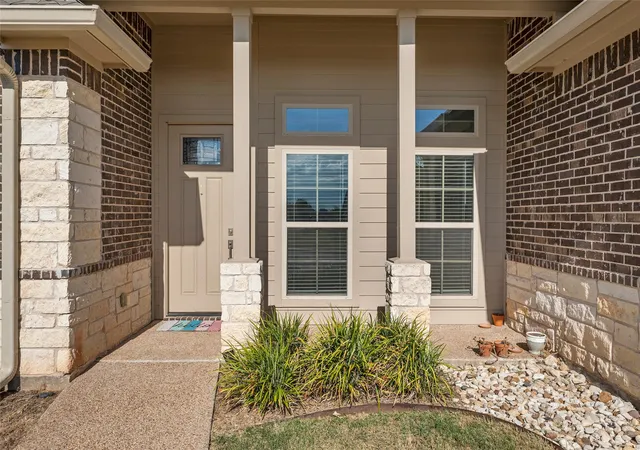 Photo 3 of Sale Pending at 800 Gallant Fox Rd, Hewitt, TX 76643 | MLS# 21377809 | Listing updated on 2026-09-13
