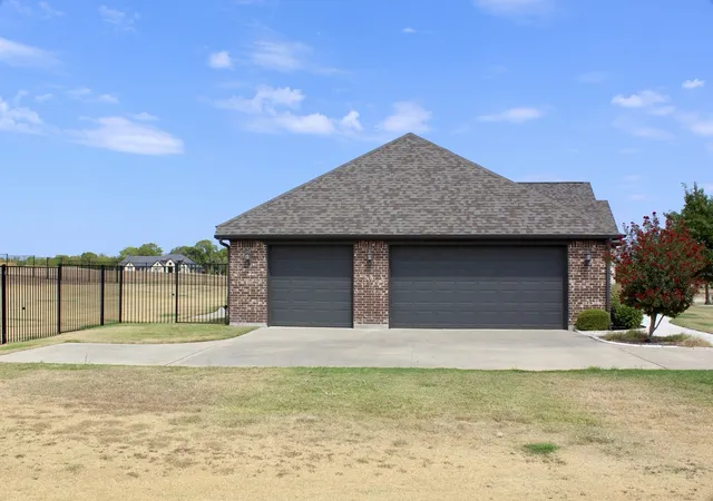 Photo 4 of Single family home for sale at 7061 Whispering Oaks, Mc Kinney, TX 75071 | MLS# 21373069 | Listing updated on 2026-09-14