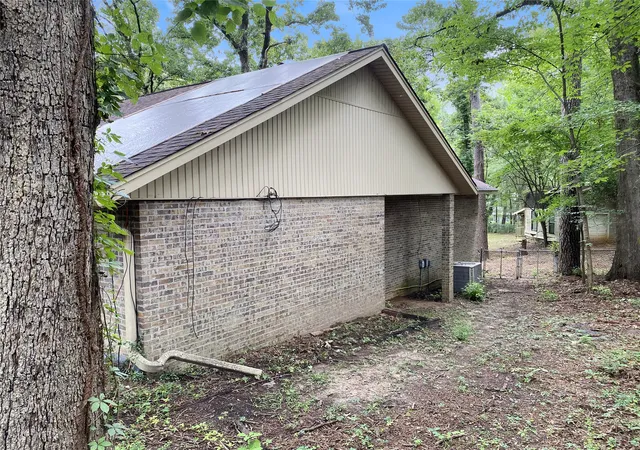 Photo 4 of Single family home for sale at 451 Irving Blf Rd, Shreveport, LA 71107 | MLS# 21377932 | Listing updated on 2026-09-15