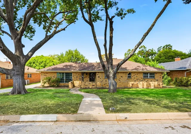 Photo 3 of Single family home for sale at 6248 Winifred Dr, Fort Worth, TX 76133 | MLS# 21376925 | Listing updated on 2026-09-13
