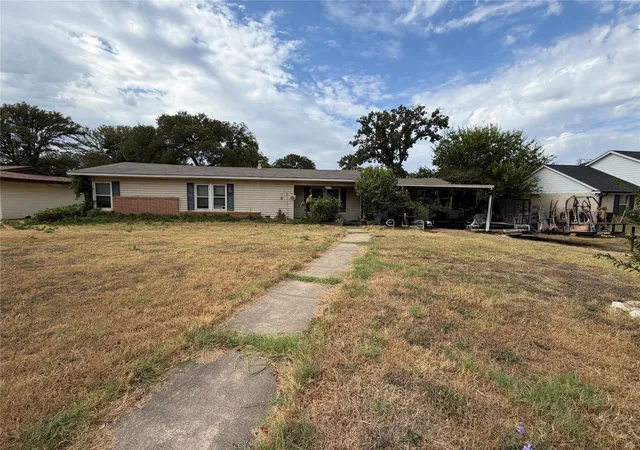 Photo 1 of Sale Pending at 4218 Idylwood Ln, Waco, TX 76705 | MLS# 21378032 | Listing updated on 2026-09-10