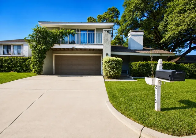 Photo 3 of Sale Pending at 2113 Oakwood Ln, Arlington, TX 76012 | MLS# 21377992 | Listing updated on 2026-09-30