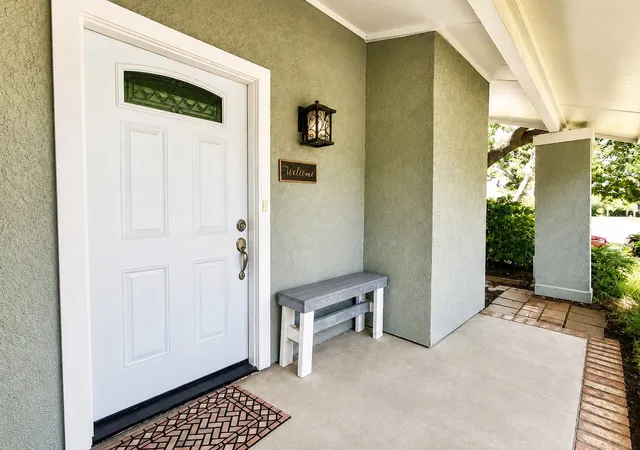 Photo 3 of Sale Pending at 2113 Oakwood Ln, Arlington, TX 76012 | MLS# 21377992 | Listing updated on 2026-09-30