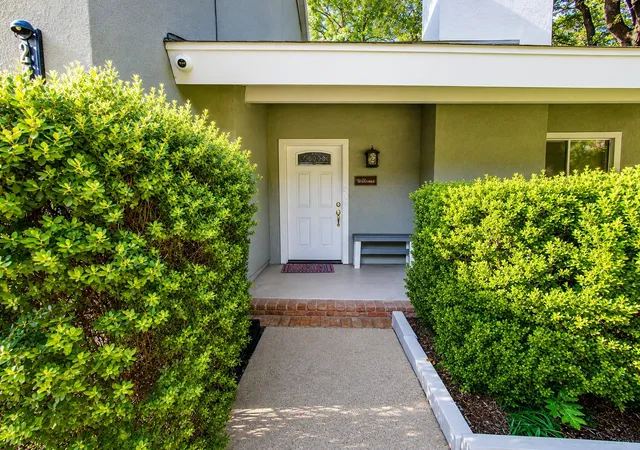 Photo 4 of Sale Pending at 2113 Oakwood Ln, Arlington, TX 76012 | MLS# 21377992 | Listing updated on 2026-09-30