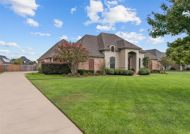 Photo 1 of Sale Pending at 412 Kingston Plantation Blvd, Benton, LA 71006 | MLS# 21378082 | Listing updated on 2026-09-08