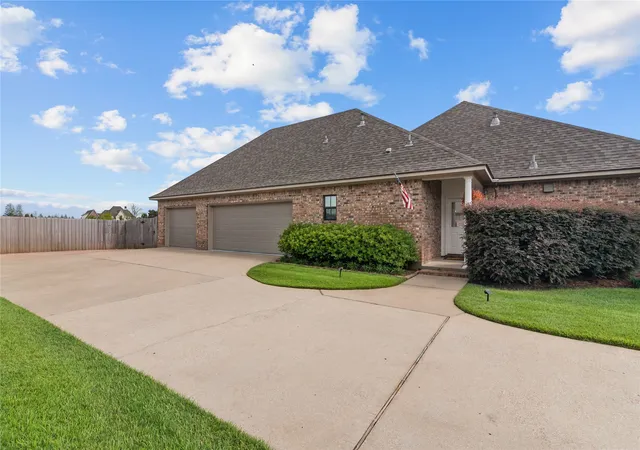 Photo 3 of Sale Pending at 412 Kingston Plantation Blvd, Benton, LA 71006 | MLS# 21378082 | Listing updated on 2026-09-08