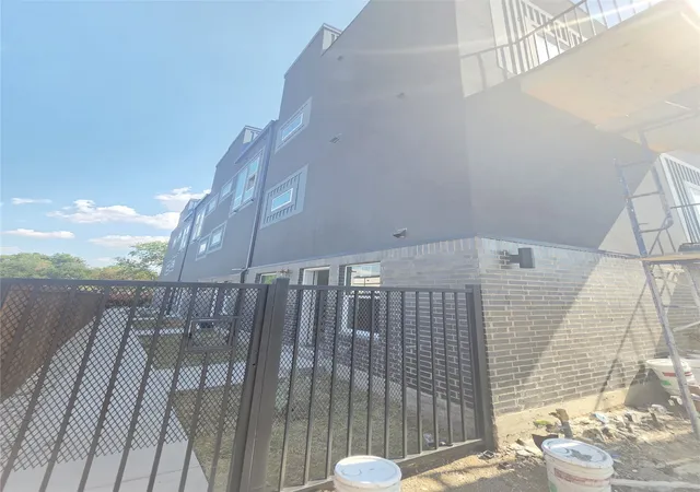 Photo 3 of Townhouse for sale at 2514 Lucas Dr #101, Dallas, TX 75219 | MLS# 21366910 | Listing updated on 2026-09-14