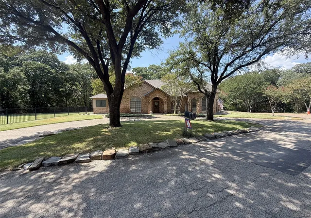 Photo 2 of Single family home for sale at 100 Kings Row Dr, Mansfield, TX 76063 | MLS# 21373333 | Listing updated on 2026-09-26