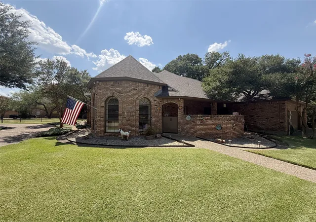 Photo 3 of Single family home for sale at 100 Kings Row Dr, Mansfield, TX 76063 | MLS# 21373333 | Listing updated on 2026-09-26