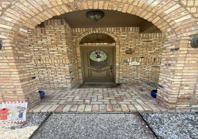 Photo 3 of Single family home for sale at 100 Kings Row Dr, Mansfield, TX 76063 | MLS# 21373333 | Listing updated on 2026-09-26