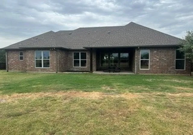 Photo 3 of Single family home for sale at 129 Turnberry Ln, Corsicana, TX 75110 | MLS# 21378089 | Listing updated on 2026-10-06