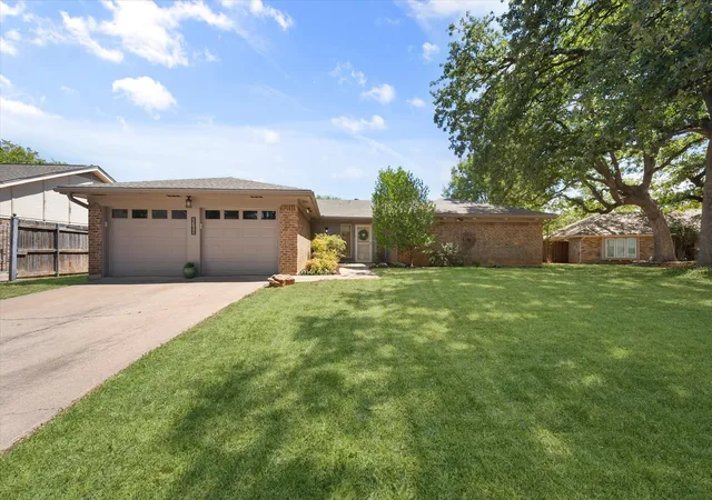 Photo 1 of Single family home for sale at 2709 Burnwood Ct, Arlington, TX 76016 | MLS# 21375845 | Listing updated on 2026-10-03