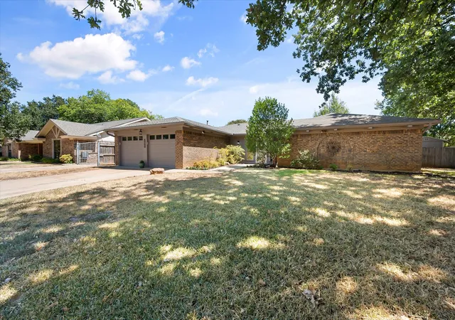 Photo 3 of Single family home for sale at 2709 Burnwood Ct, Arlington, TX 76016 | MLS# 21375845 | Listing updated on 2026-10-03