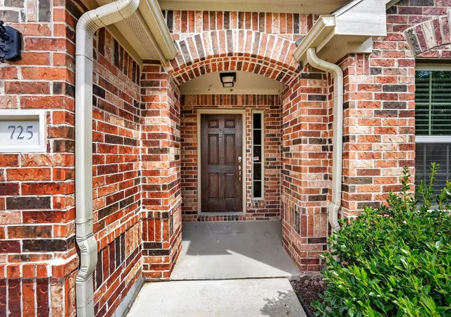 Photo 2 of Single family home for sale at 725 Bird Crk Dr, Little Elm, TX 75068 | MLS# 21378232 | Listing updated on 2026-09-13