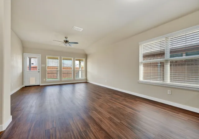 Photo 4 of Single family home for sale at 725 Bird Crk Dr, Little Elm, TX 75068 | MLS# 21378232 | Listing updated on 2026-09-13