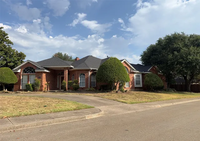 Photo 1 of Sale Pending at 1321 Nettleton Dr, De Soto, TX 75115 | MLS# 21345209 | Listing updated on 2026-10-21