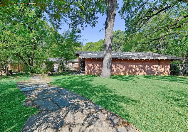 Photo 2 of Single family home for sale at 1101 Owenwood Dr, Irving, TX 75061 | MLS# 21374892 | Listing updated on 2026-09-30