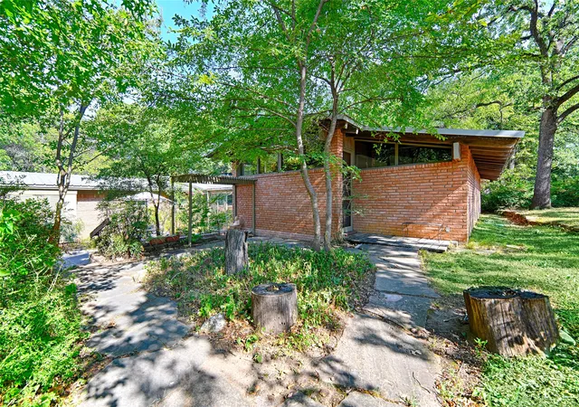Photo 3 of Single family home for sale at 1101 Owenwood Dr, Irving, TX 75061 | MLS# 21374892 | Listing updated on 2026-09-30