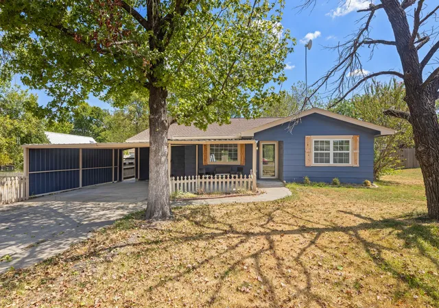 Photo 3 of Single family home for sale at 204 N 3rd Street, Celeste, TX 75423 | MLS# 21378280 | Listing updated on 2026-09-13