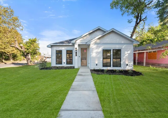 Photo 1 of Single family home for sale at 1100 E Collin St, Corsicana, TX 75110 | MLS# 21377599 | Listing updated on 2026-09-10