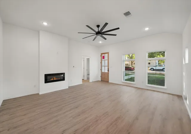 Photo 3 of Single family home for sale at 1100 E Collin St, Corsicana, TX 75110 | MLS# 21377599 | Listing updated on 2026-10-03