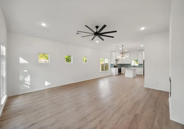 Photo 4 of Single family home for sale at 1100 E Collin St, Corsicana, TX 75110 | MLS# 21377599 | Listing updated on 2026-10-03