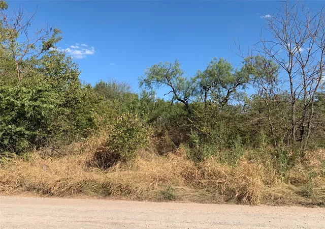 Photo 2 of Sale Pending at 103 Bridlewood Ln, Bridgeport, TX 76426 | MLS# 21378302 | Listing updated on 2026-09-18