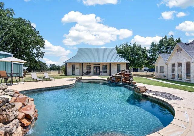 Photo 4 of House for sale at 212 Oak Ridge Rd, Denison, TX 75021 | MLS# 21345858 | Listing updated on 2026-10-06