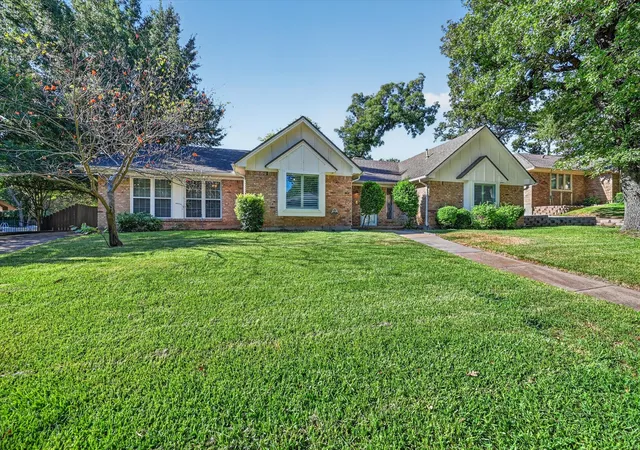 Photo 3 of Single family home for sale at 4208 Trowbridge Dr, Arlington, TX 76013 | MLS# 21360196 | Listing updated on 2026-09-29