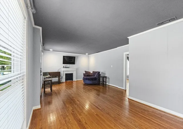 Photo 4 of Single family home for sale at 6050 Penrose Ave, Dallas, TX 75206 | MLS# 21378328 | Listing updated on 2026-09-16