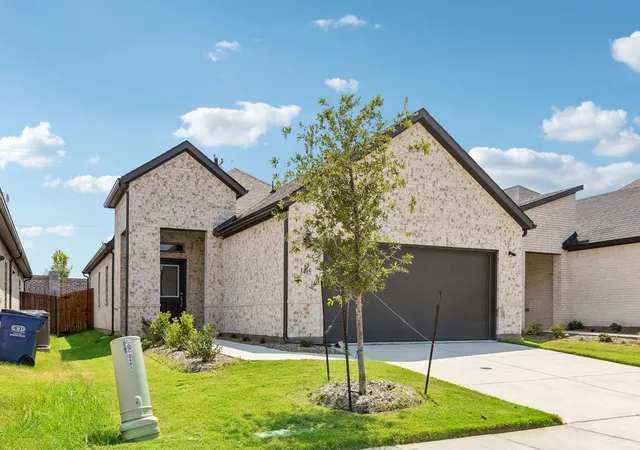 Photo 3 of Single family home for sale at 516 Green Gables Dr, Mc Kinney, TX 75071 | MLS# 21378392 | Listing updated on 2026-09-09