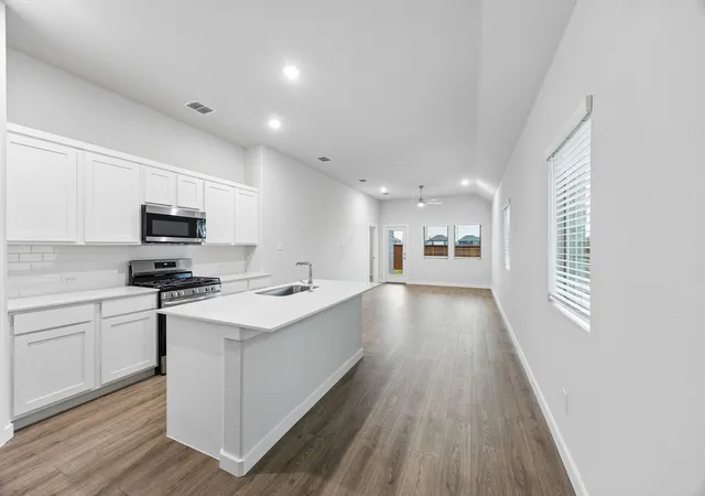 Photo 4 of Single family home for sale at 528 Green Gables Dr, Mc Kinney, TX 75071 | MLS# 21378400 | Listing updated on 2026-09-09